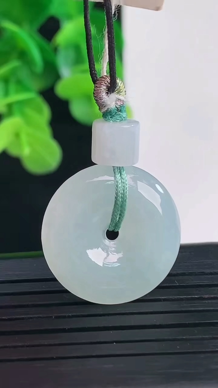 天然A货翡翠平安扣吊坠尺寸21.1-4.5重量:5.33g
4月10日