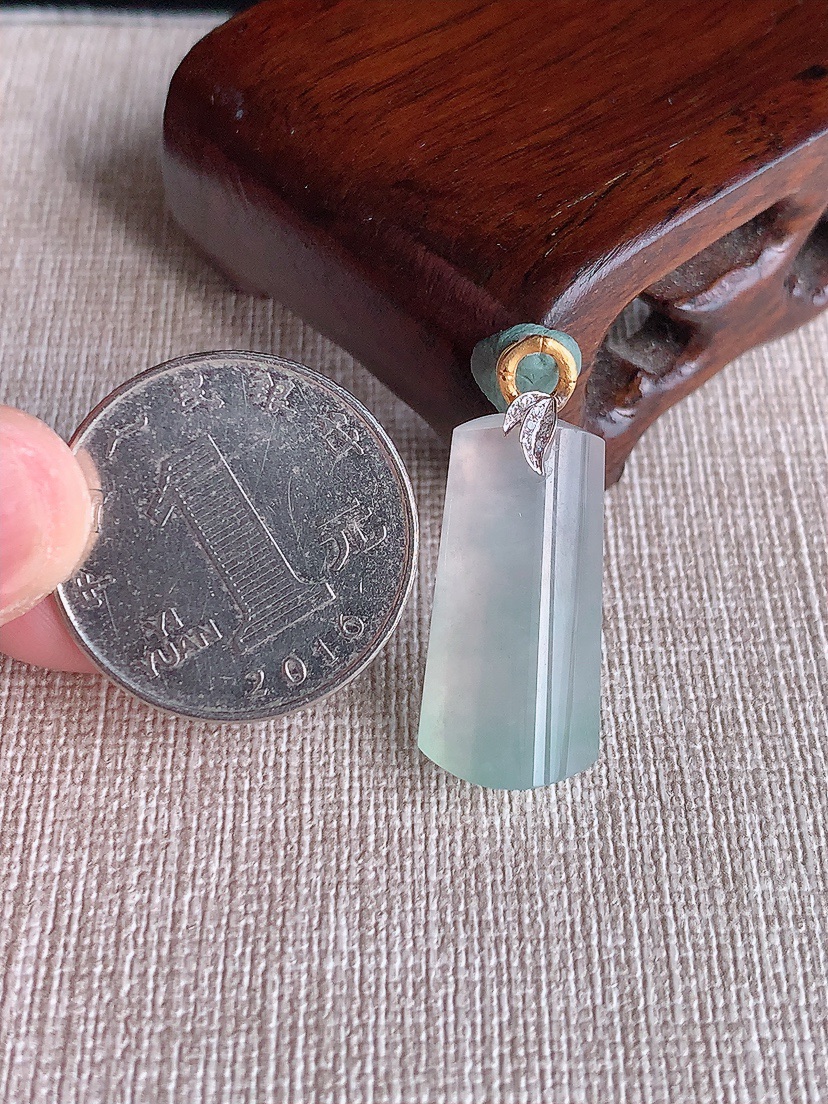 天然A货翡翠18K金镶嵌晴水无事牌吊坠 
尺寸30-24-12-6.3mm 重量4.43g 0409