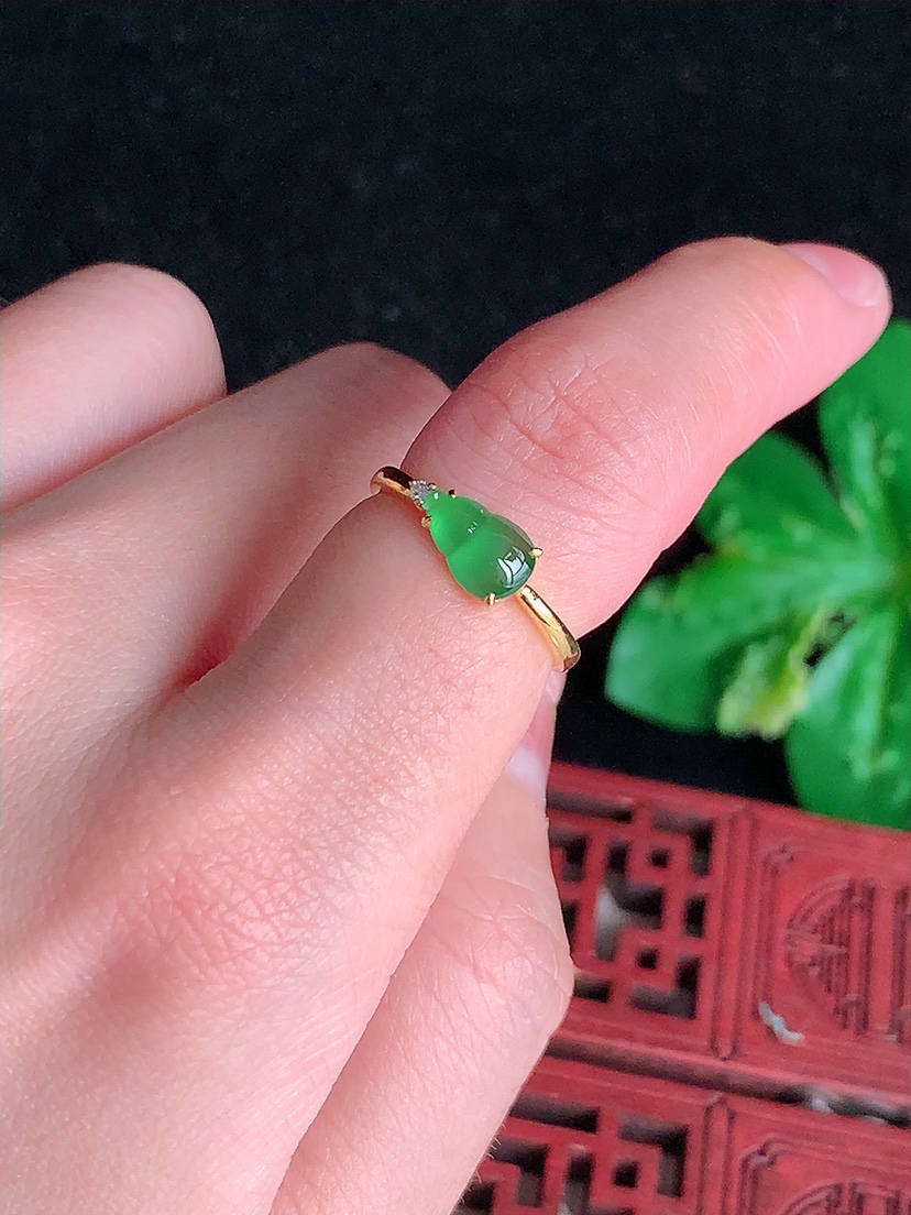 天然A货翡翠18K金镶嵌阳绿葫芦戒指 圈口16裸石
尺寸8-5mm 重量1.80g 0409