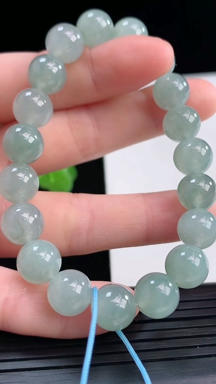 天然A货翡翠圆珠手串尺寸9.4-19颗重量:29.14g4月10日
工厂直销收藏佳品,种好水足，色泽均匀，有种有色，上手高大气！