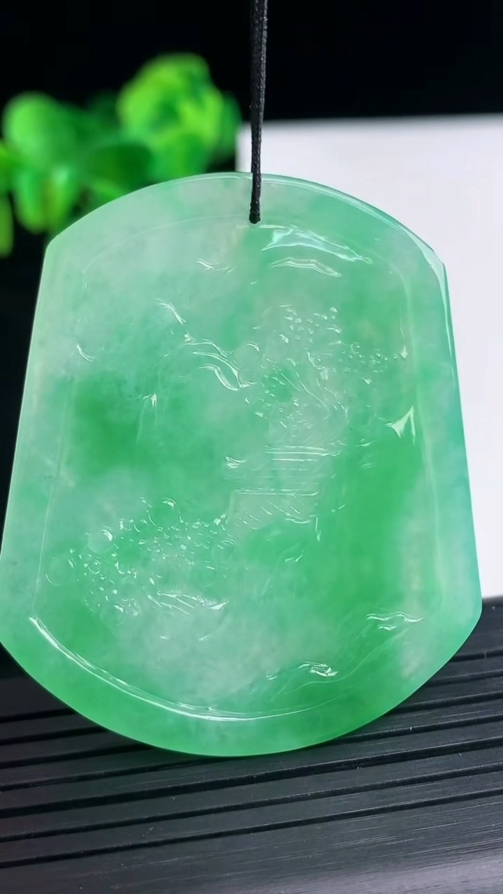 天然A货翡翠山水牌吊坠尺寸53.2-45-4.8重量:26.14g
4月10日