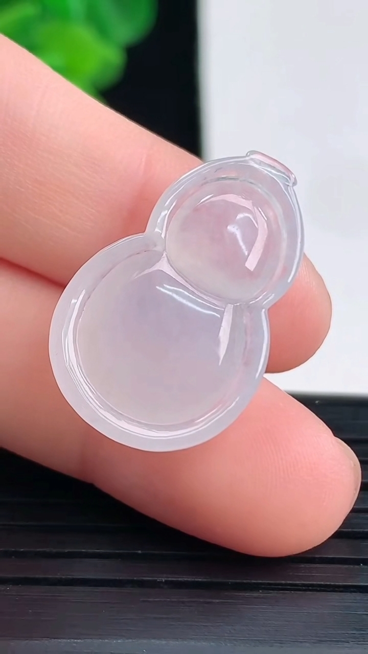 天然A货翡翠葫芦吊坠尺寸24.3-15.7-5.9重量:3.04g
4月10日