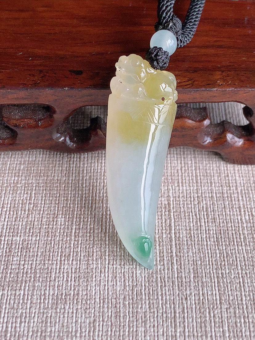 天然A货翡翠黄加绿双彩龙牙招财貔貅吊坠 
尺寸44.5-15-9mm 重量13.05g 0409