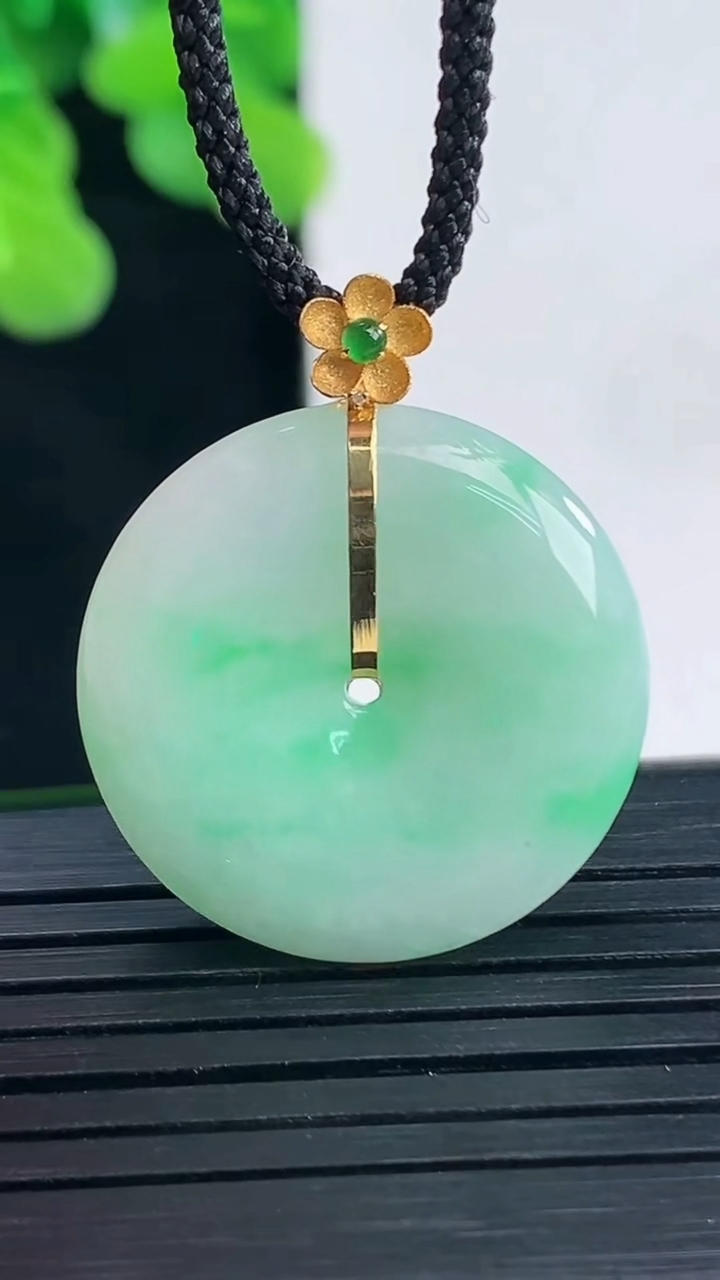 天然A货翡翠平安扣吊坠尺寸23.9-5.4重量:6.65g
4月10日