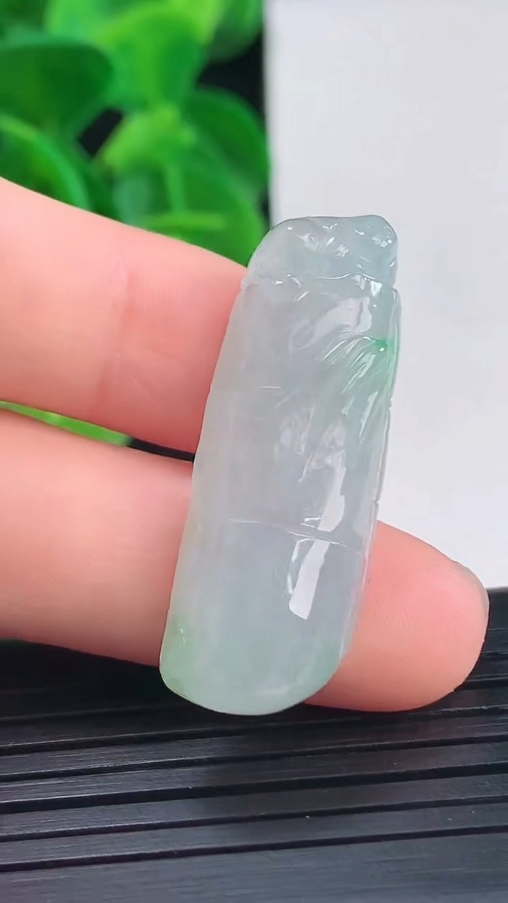 天然A货翡翠节节高升 竹节吊坠尺寸34.4-12.5-6.1重量:6.36g
4月10日