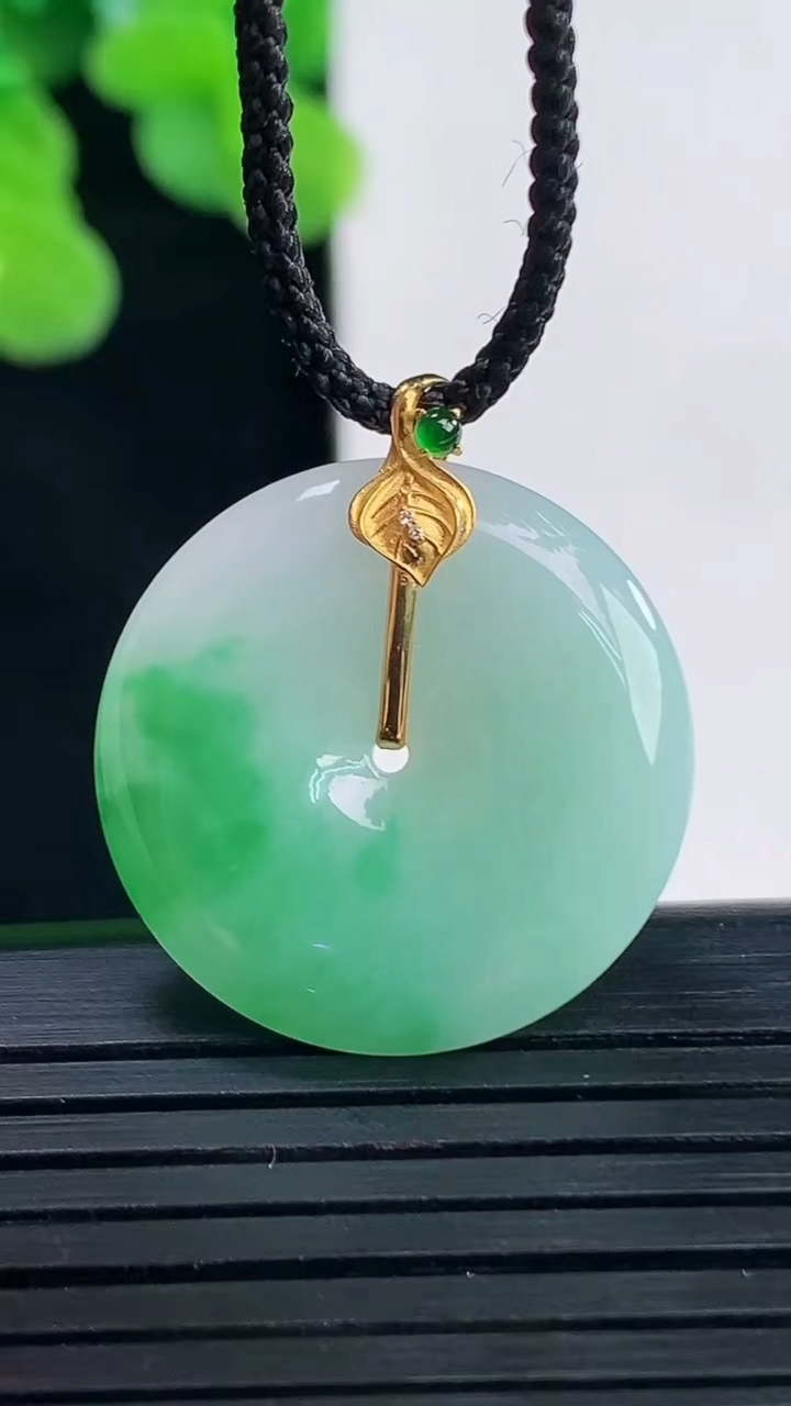 天然A货翡翠平安扣吊坠尺寸22.8-4.2重量:4.91g
4月10日