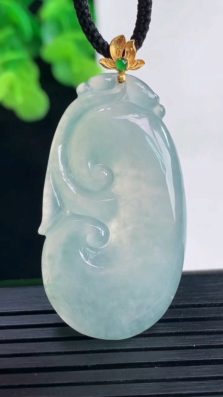 天然A货翡翠种飘花如意吊坠尺寸44.6-22-4.9重量:9.78g
4月10日