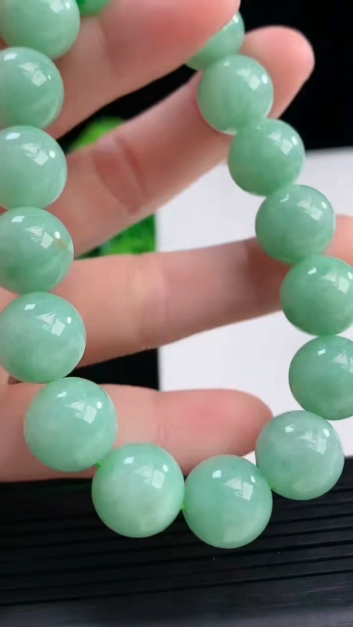天然A货翡翠圆珠手串尺寸11.7-17颗重量:48.14g4月10日
工厂直销收藏佳品,种好水足，色泽均匀，有种有色，上手高大气！