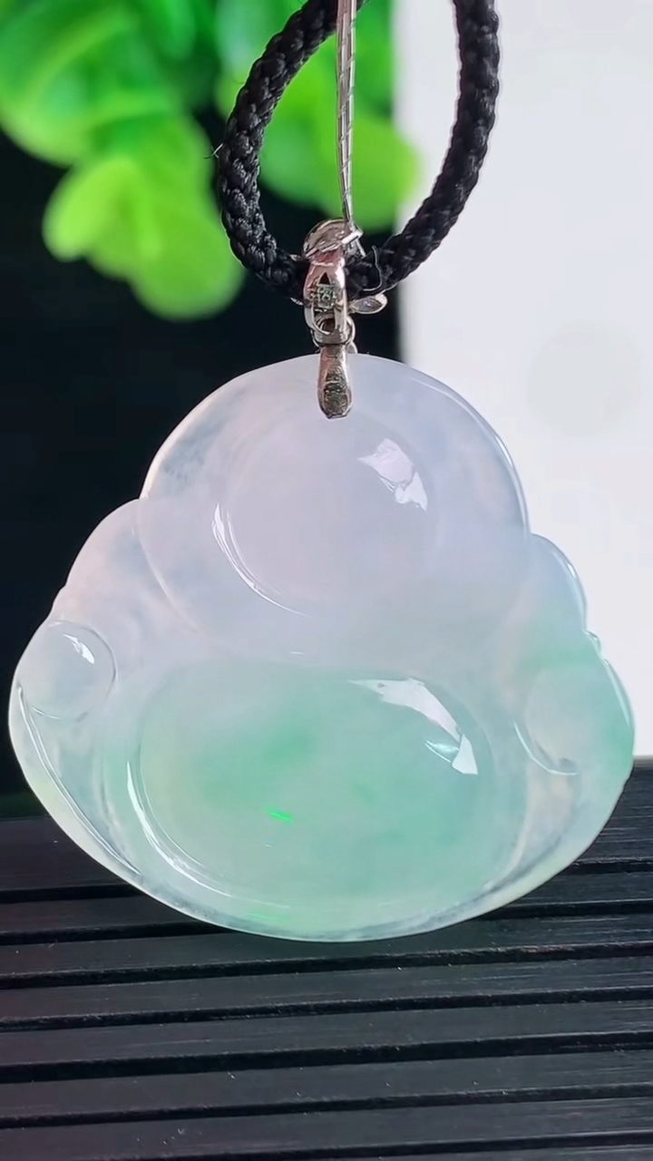 天然A货翡翠佛公吊坠尺寸27.5-29.8-5.8重量:7.68g
4月10日