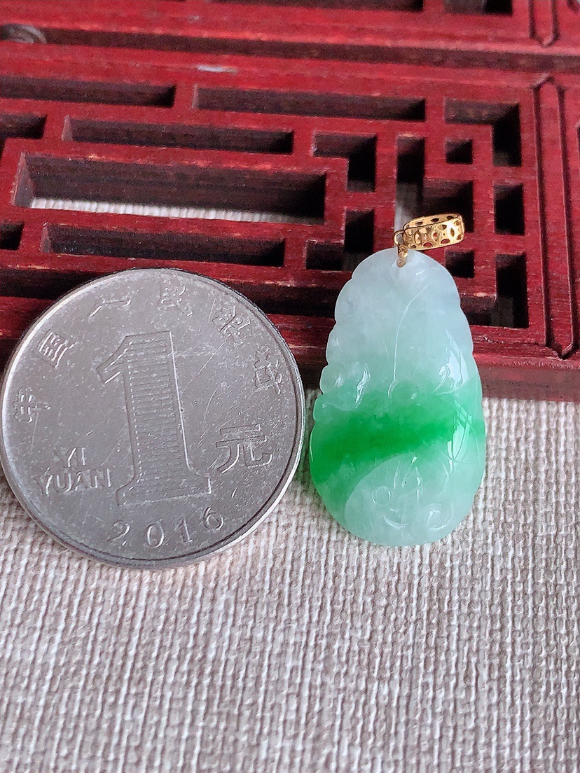 天然A货翡翠18K金扣头飘阳绿荷叶和和美美吊坠 
尺寸23.5-14-5.6mm 重量3.46g 0409