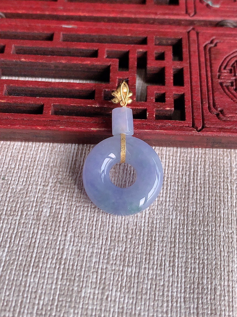 天然A货翡翠18K金镶嵌紫罗兰飘花平安环吊坠 
尺寸29.8-17-5mm 重量3.70g 0409