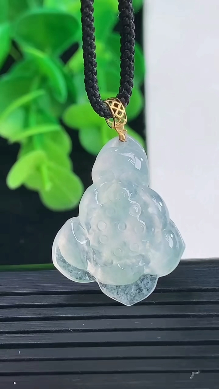 天然A货翡翠和和美美 荷花吊坠尺寸25.7-20-4.7重量:3.15g
4月10日