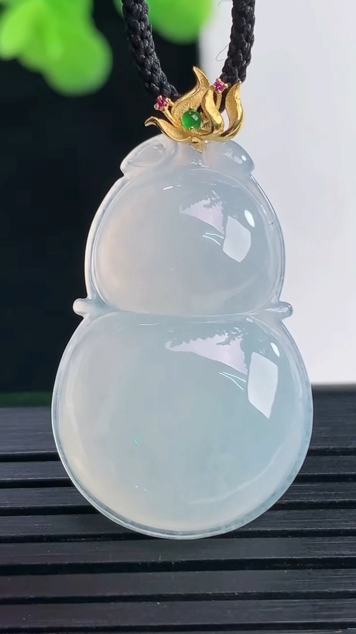 天然A货翡翠葫芦吊坠尺寸34.3-19.6-5.3重量:5.50g
4月10日