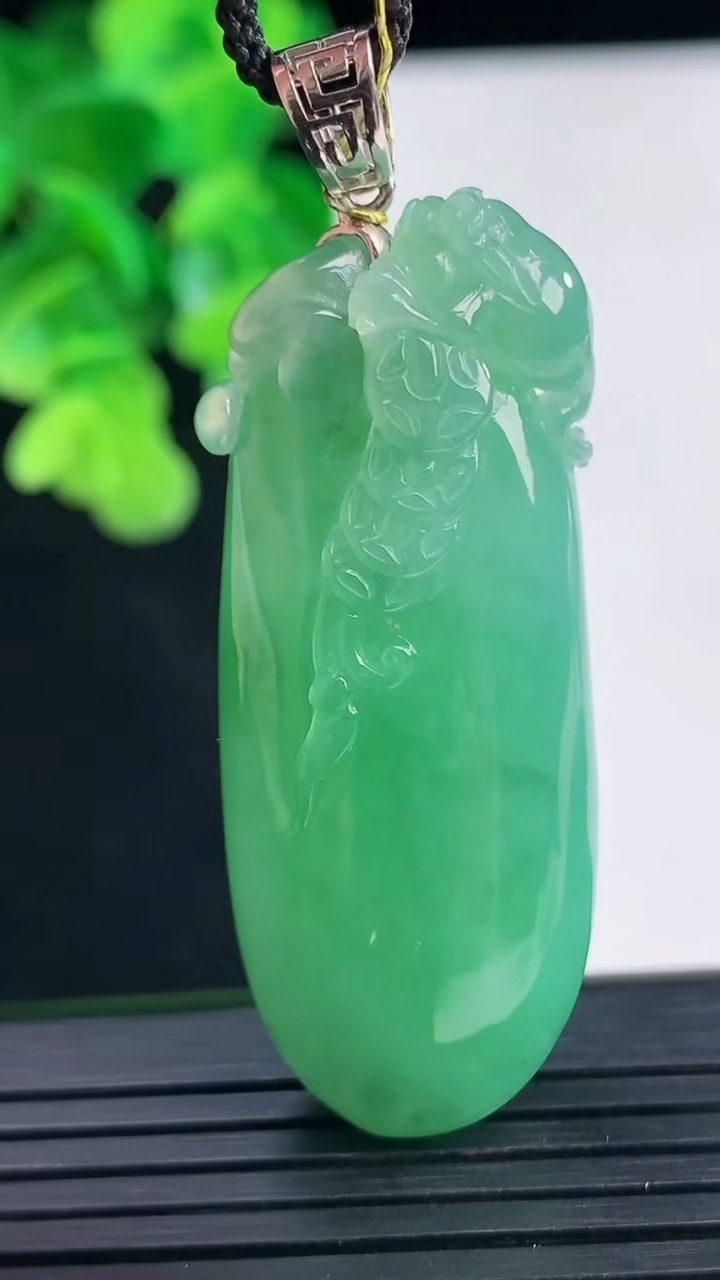 天然A货翡翠福瓜吊坠尺寸48-18.5-13.3重量:23.59g
4月10日