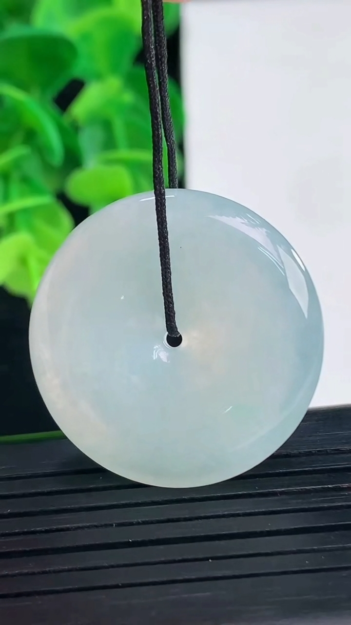 天然A货翡翠平安扣吊坠尺寸30-5.5重量:10.89g
4月10日