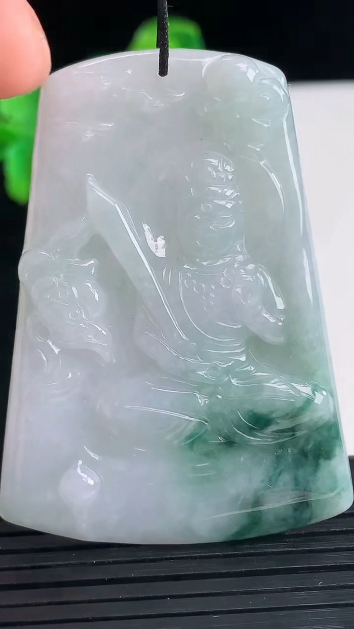 天然A货翡翠飘花文殊菩萨吊坠尺寸56.5-41.4-5.7重量:24.59g
4月10日