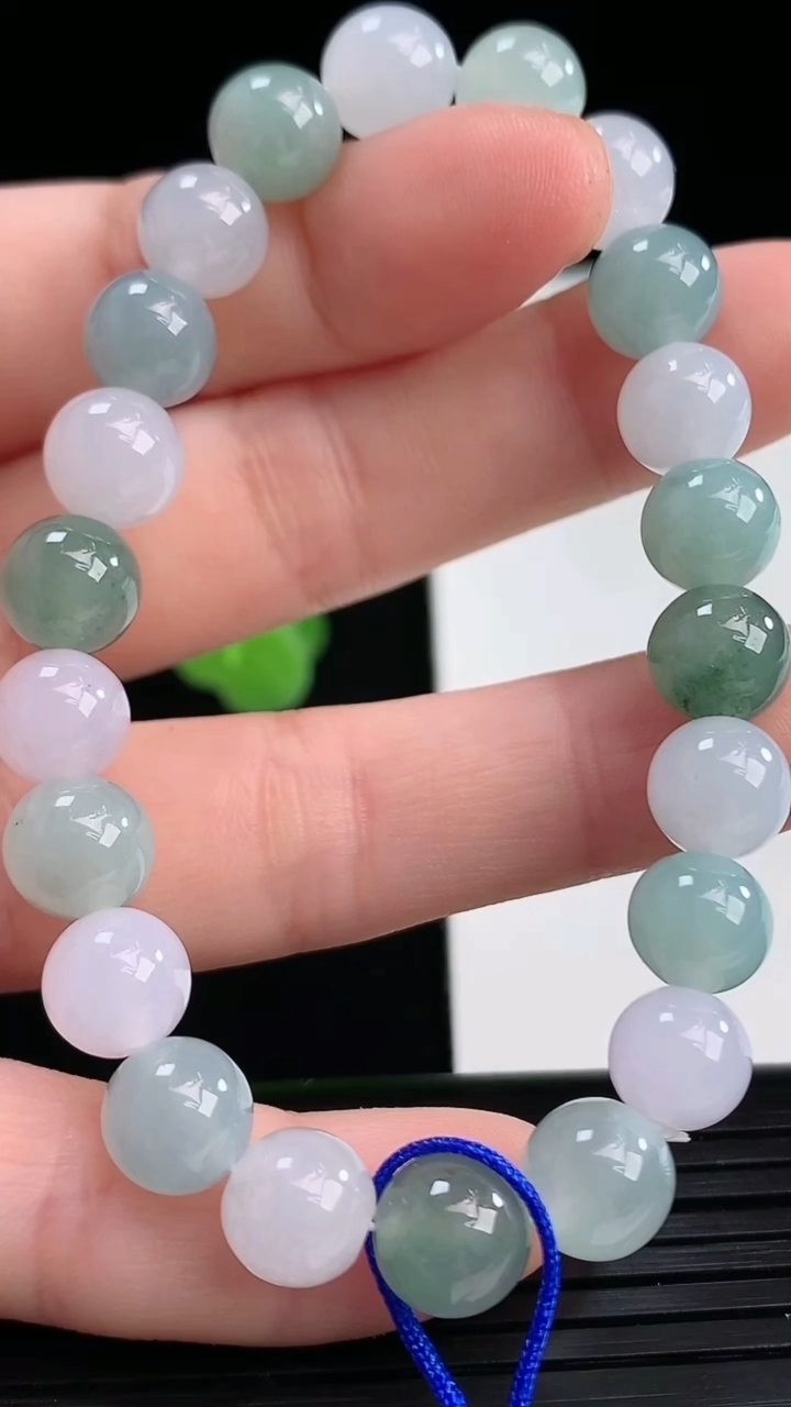 天然A货翡翠飘花圆珠手串尺寸7.9-22颗重量:20.30g4月10日
工厂直销收藏佳品,种好水足，