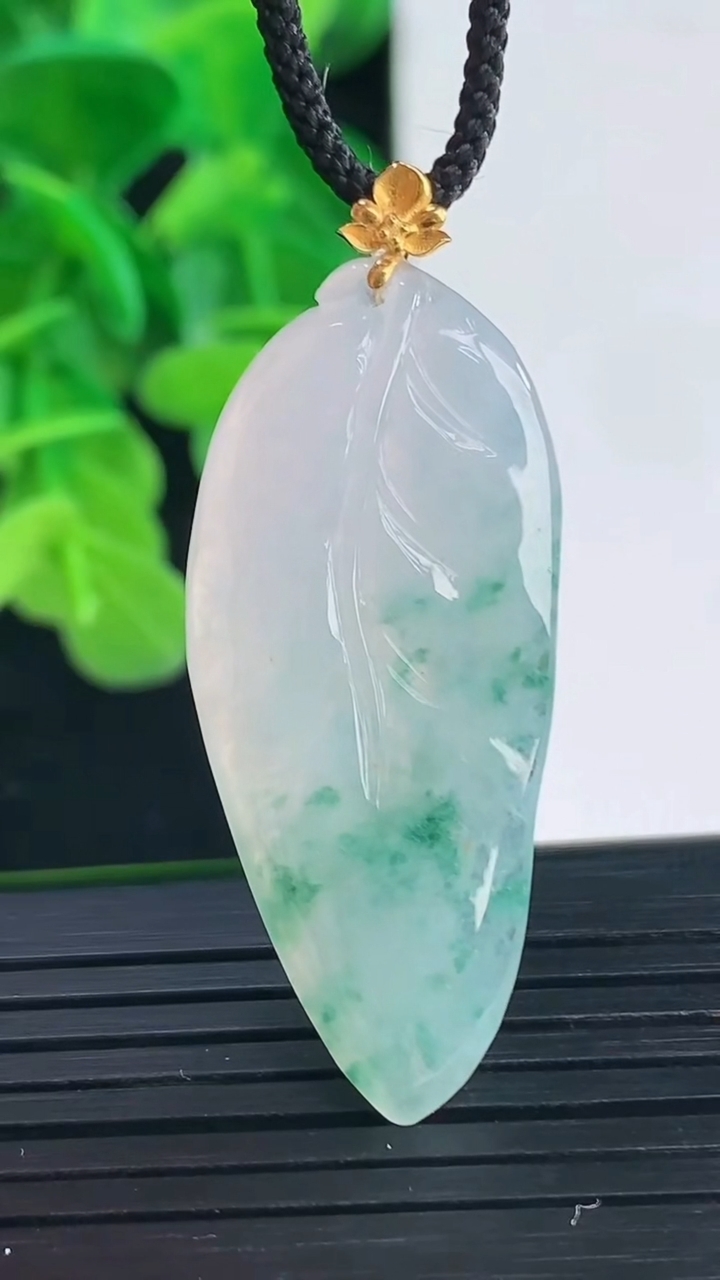 天然A货翡翠18K金飘花金枝玉叶 叶子吊坠尺寸43.7-17-4.7重量:5.73g
4月10日