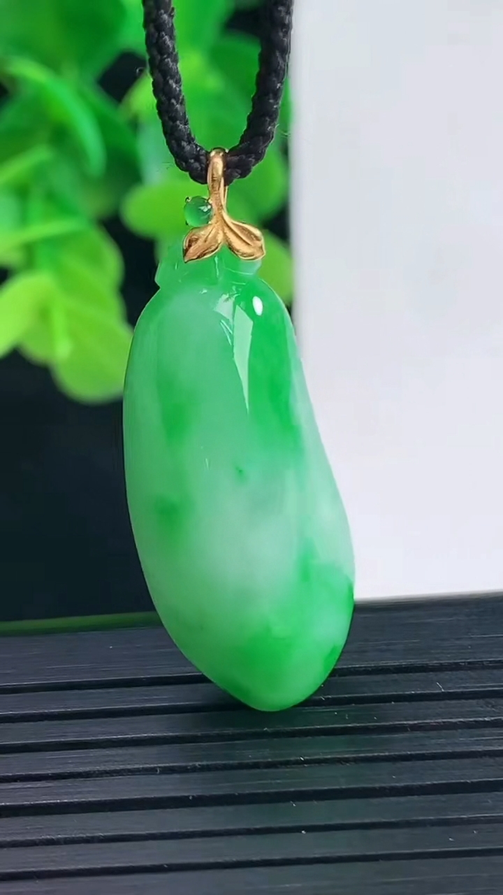 天然A货翡翠福瓜吊坠尺寸37.7-13.6-10重量:7.92g
4月10日