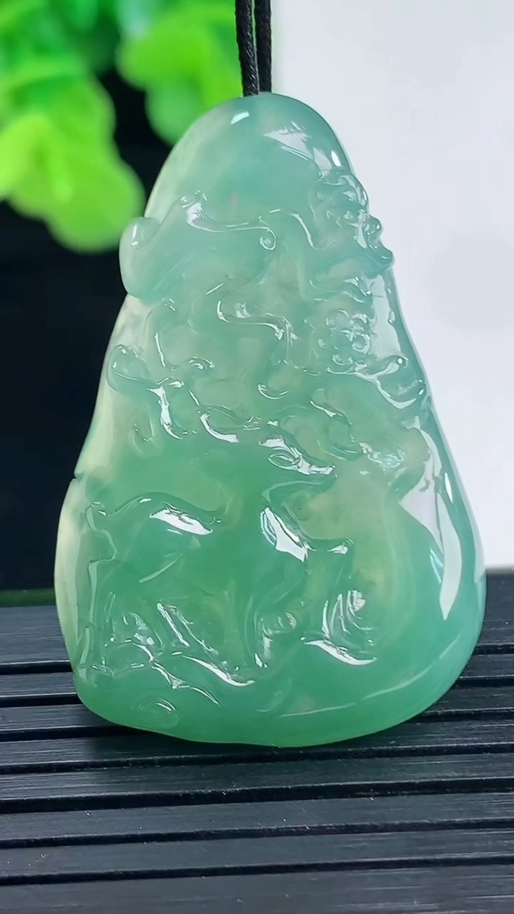 天然A货翡翠梅花鹿吊坠尺寸38.1-24.7-5.9重量:11.14g
4月10日