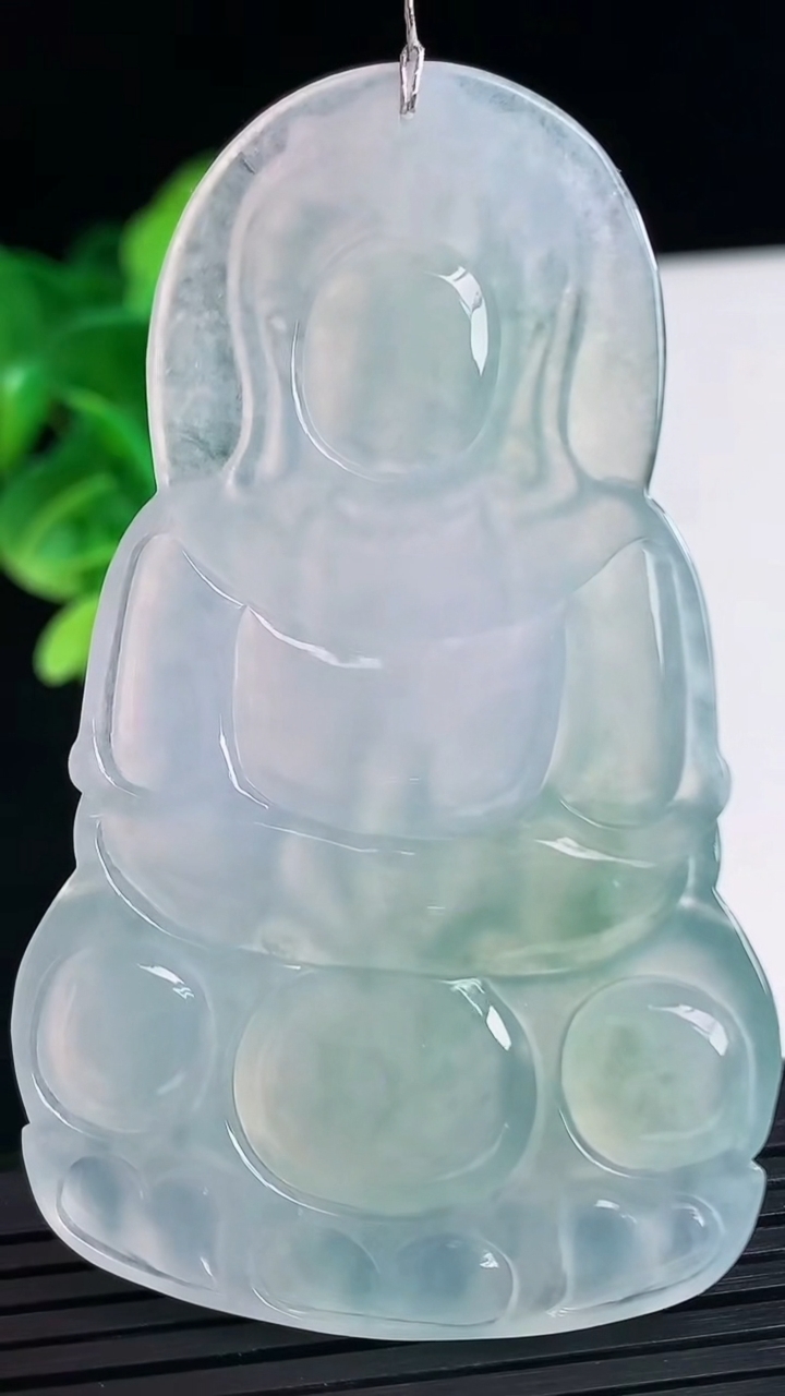 天然A货翡翠观音菩萨吊坠尺寸70.5-42.7-5.8重量:30.47g
4月10日