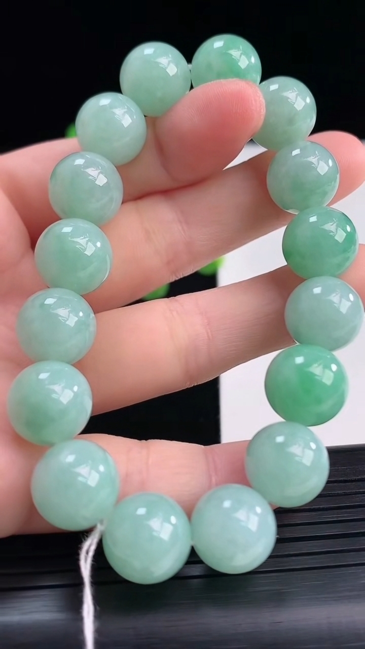 天然A货翡翠圆珠手串尺寸11.7-16颗重量:47.58g4月10日
工厂直销收藏佳品,种好水足，色泽均匀，有种有色，上手高大气！