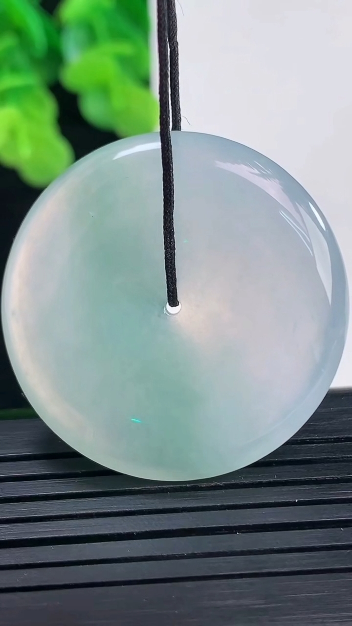 天然A货翡翠平安扣吊坠尺寸34.1-5.7重量:14.93g
4月10日