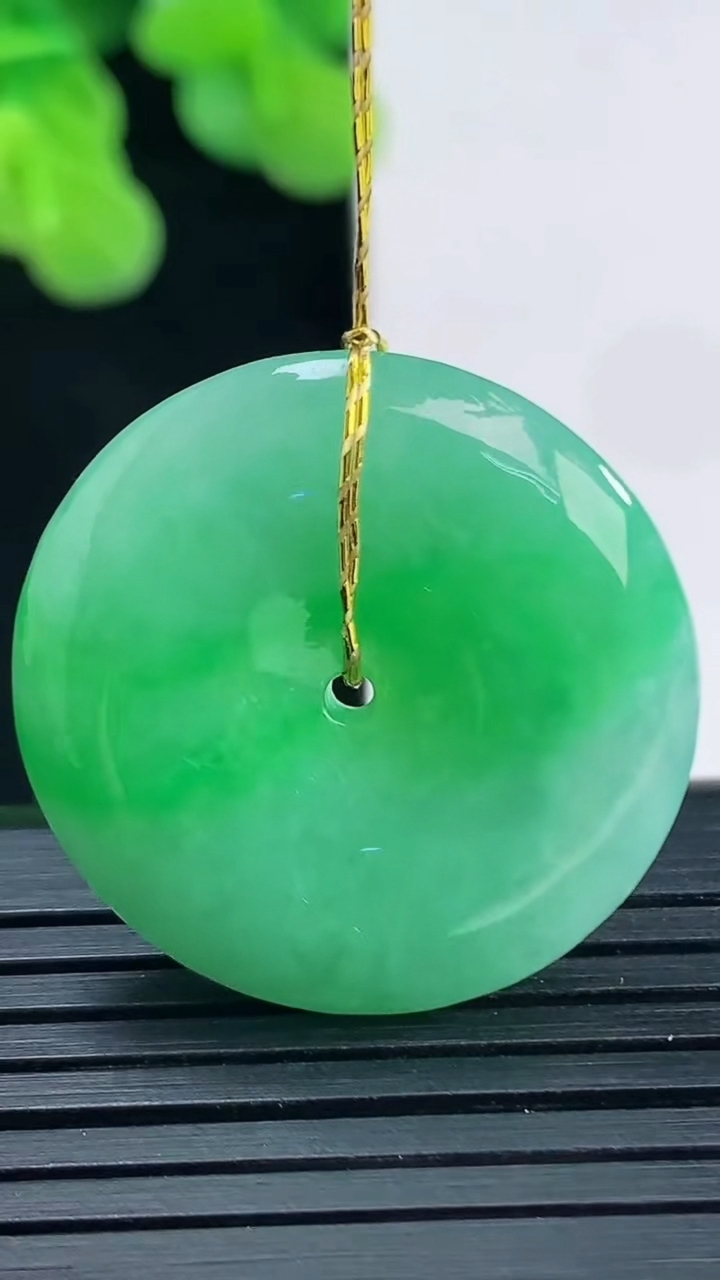 天然A货翡翠平安扣吊坠尺寸26.6-5.8重量:9.22g
4月10日