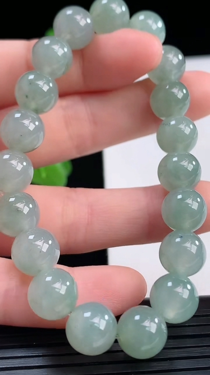 天然A货翡翠飘花圆珠手串尺寸9.5-19颗重量:31.36g4月10日
工厂直销收藏佳品,种好水足，色泽均匀，有种有色，上手高大气！