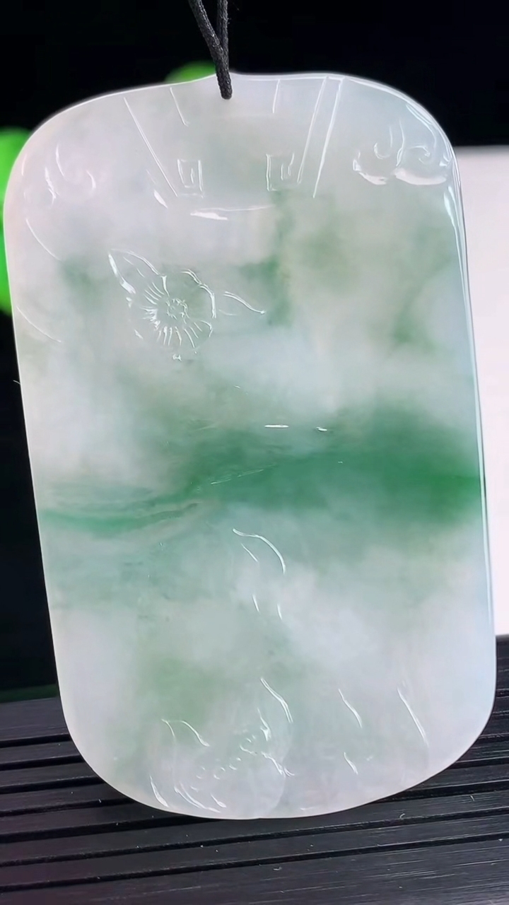 天然A货翡翠飘花文殊菩萨吊坠尺寸64.6-40.3-5.2重量:33.55g
4月10日