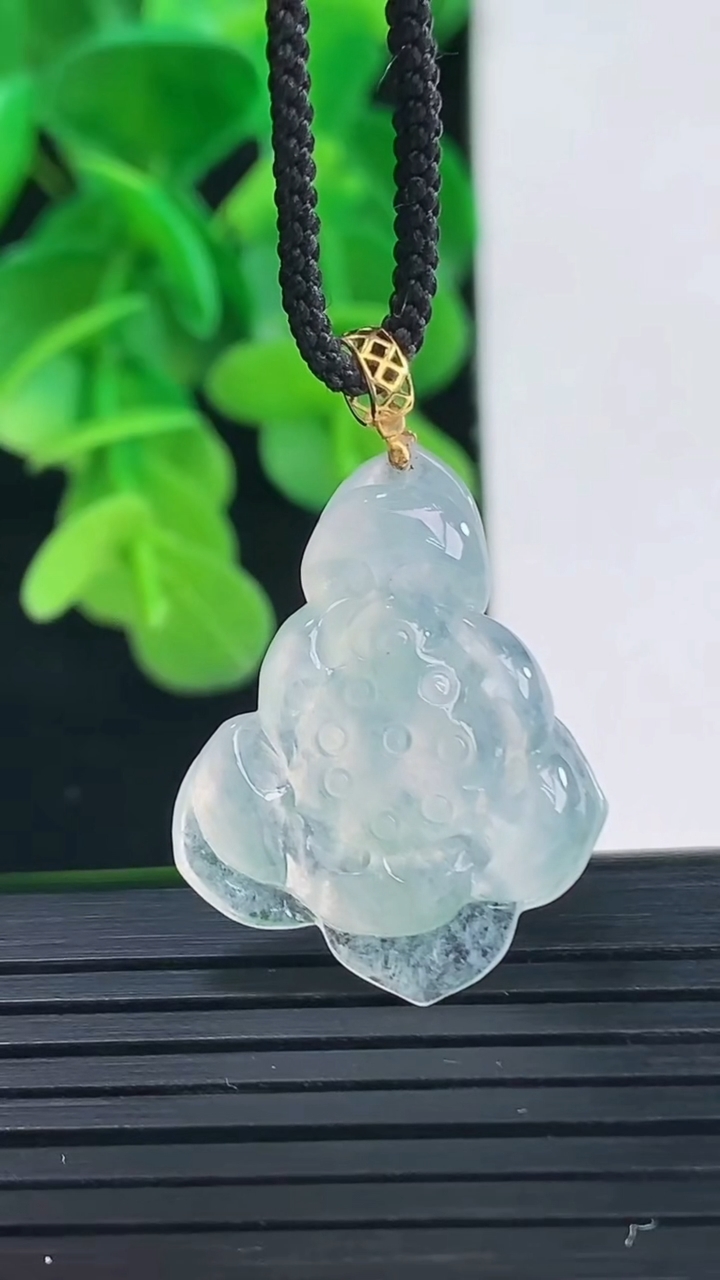 天然A货翡翠和和美美 荷花吊坠尺寸25.7-20-4.7重量:3.15g
4月10日