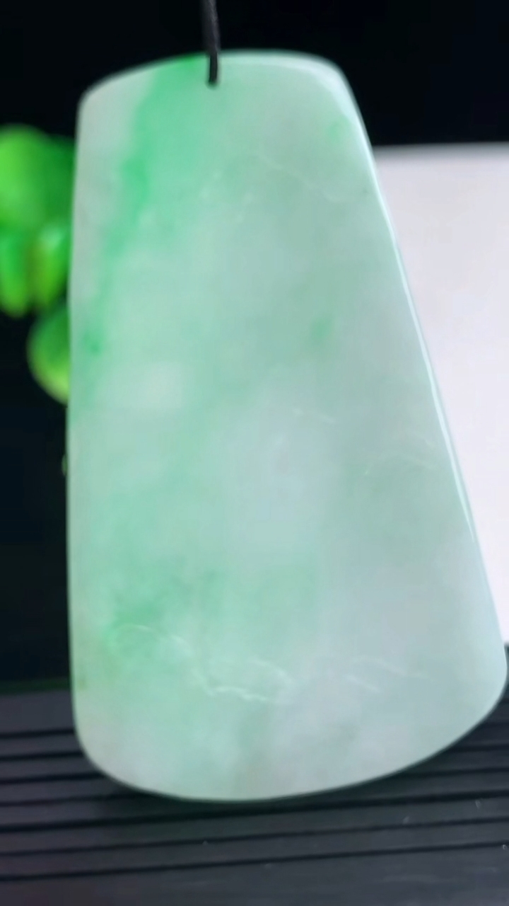 天然A货翡翠山水牌吊坠尺寸63-37-5.1重量:31.68g
4月10日