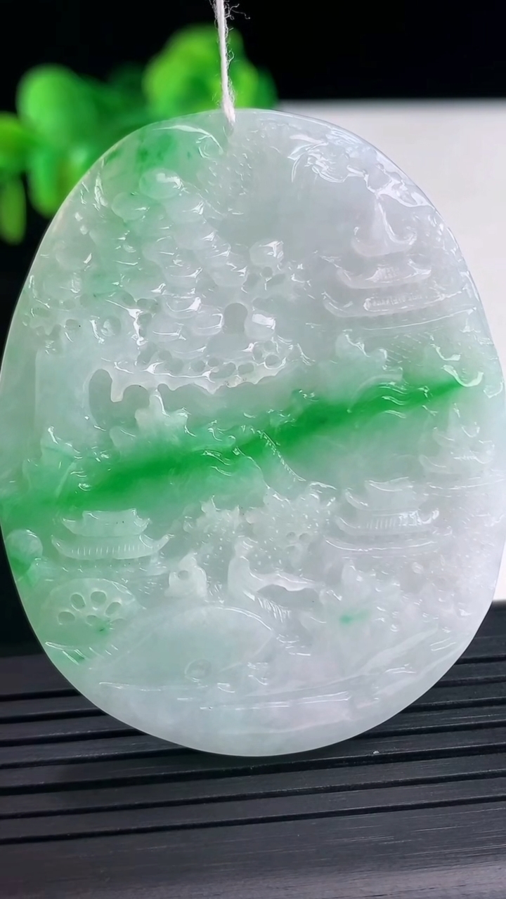 天然A货翡翠山水牌吊坠尺寸56.6-45.2-5.4重量:29.81g
4月10日