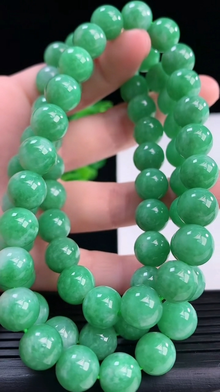 天然A货翡翠圆珠项链尺寸9.9-68颗重量:123.36g
4月10日
