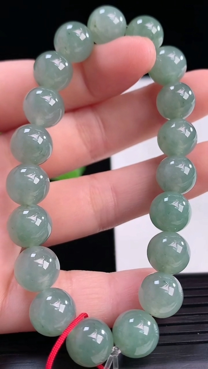 天然A货翡翠圆珠手串尺寸9.6-19颗重量:31.42g4月10日
工厂直销收藏佳品,种好水足，色泽均匀，有种有色，上手高大气！
