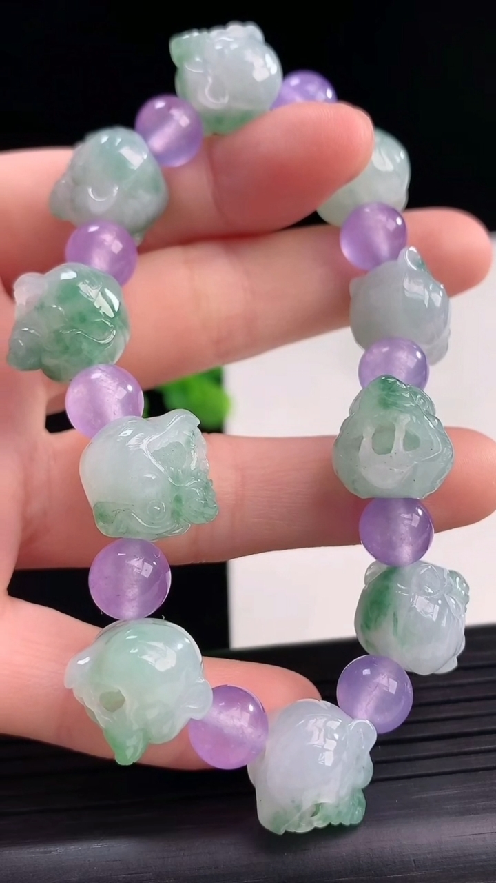 天然A货翡翠飘花狼头手串尺寸12.1-12.9-13.2重量:41.97g4月10日
工厂直销收藏佳