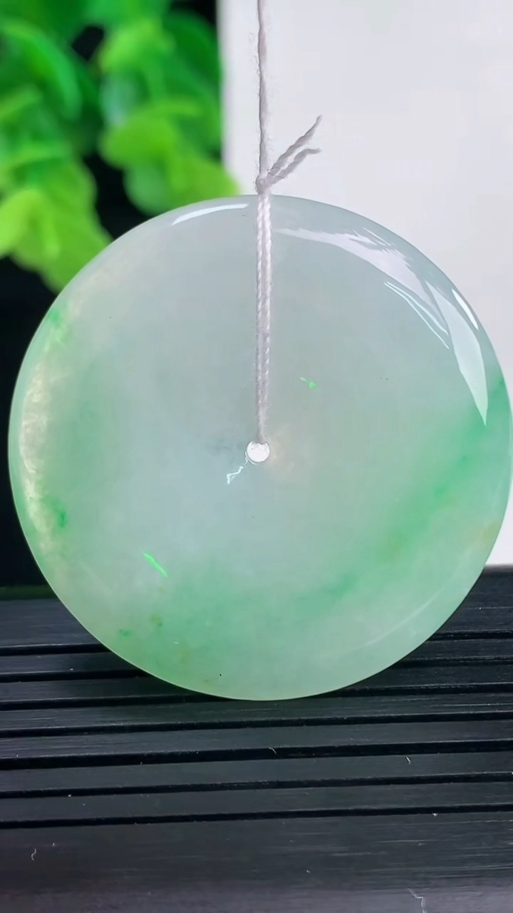 天然A货翡翠平安扣吊坠尺寸36.1-5.1重量:15.50g
4月10日