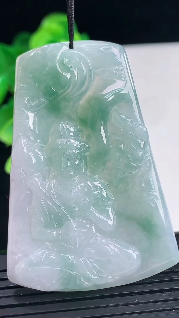 天然A货翡翠飘花普贤菩萨吊坠尺寸57.3-38.9-5重量:25.29g
4月10日