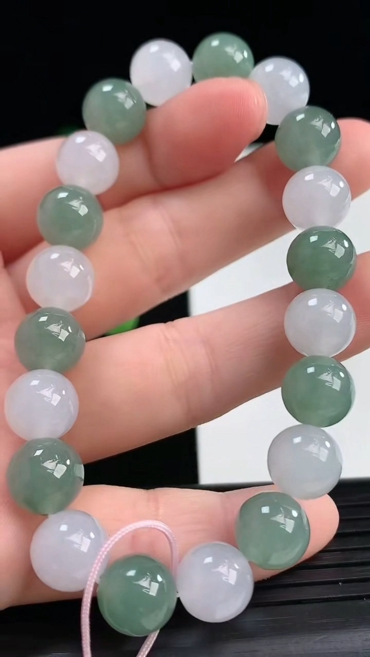 天然A货翡翠圆珠手串尺寸9.2-20颗重量:28.74g4月10日
工厂直销收藏佳品,种好水足，色泽均匀，有种有色，上手高大气！