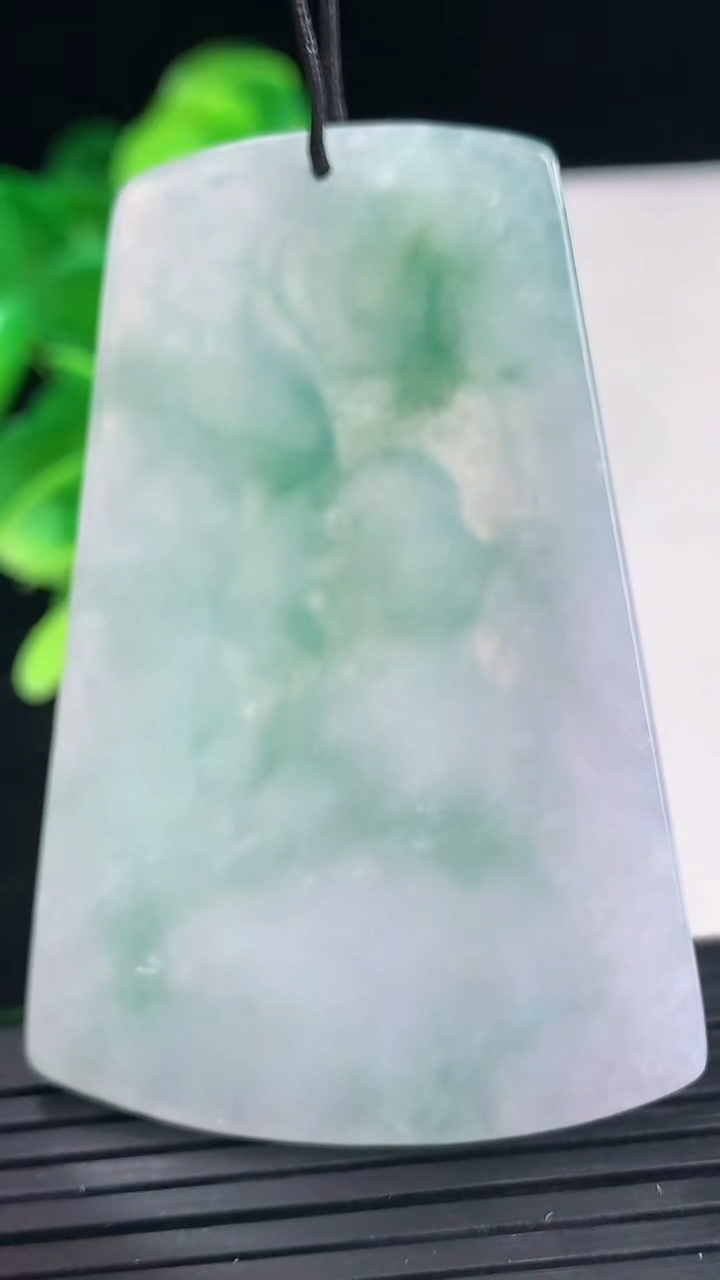 天然A货翡翠飘花普贤菩萨吊坠尺寸57.3-38.9-5重量:25.29g
4月10日