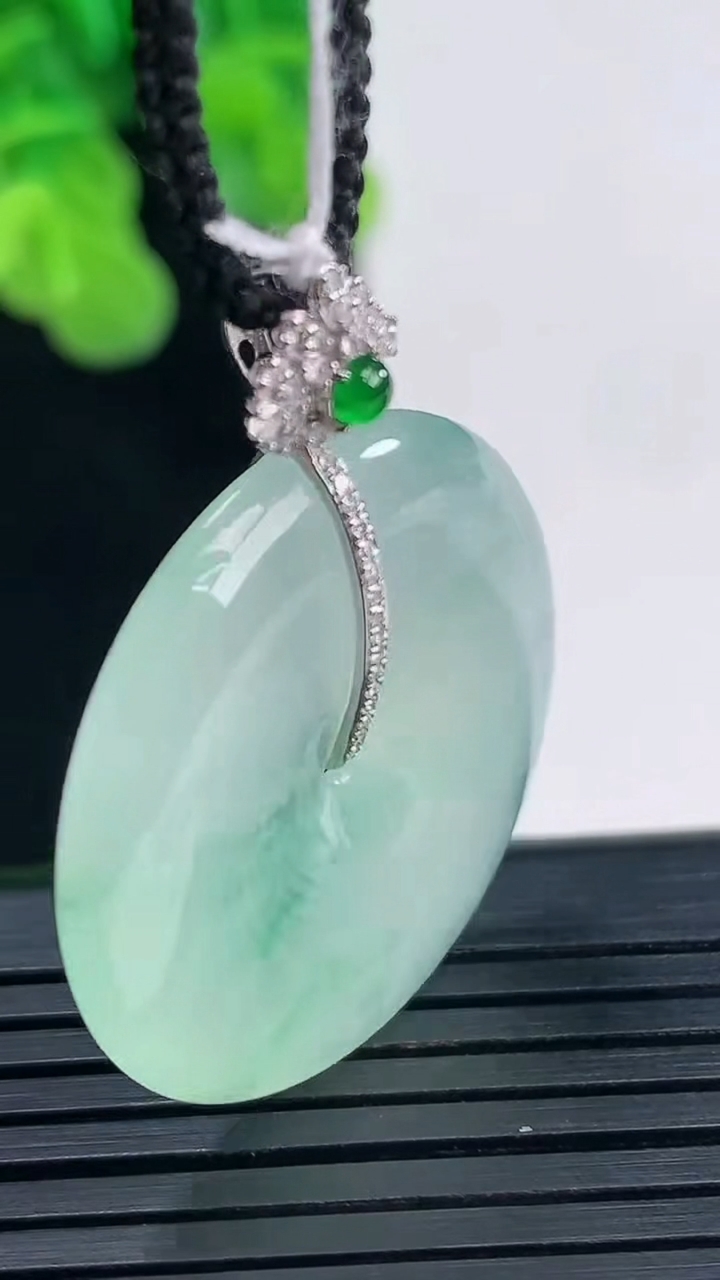 天然A货翡翠平安扣吊坠尺寸28.8-5重量:10.10g
4月10日