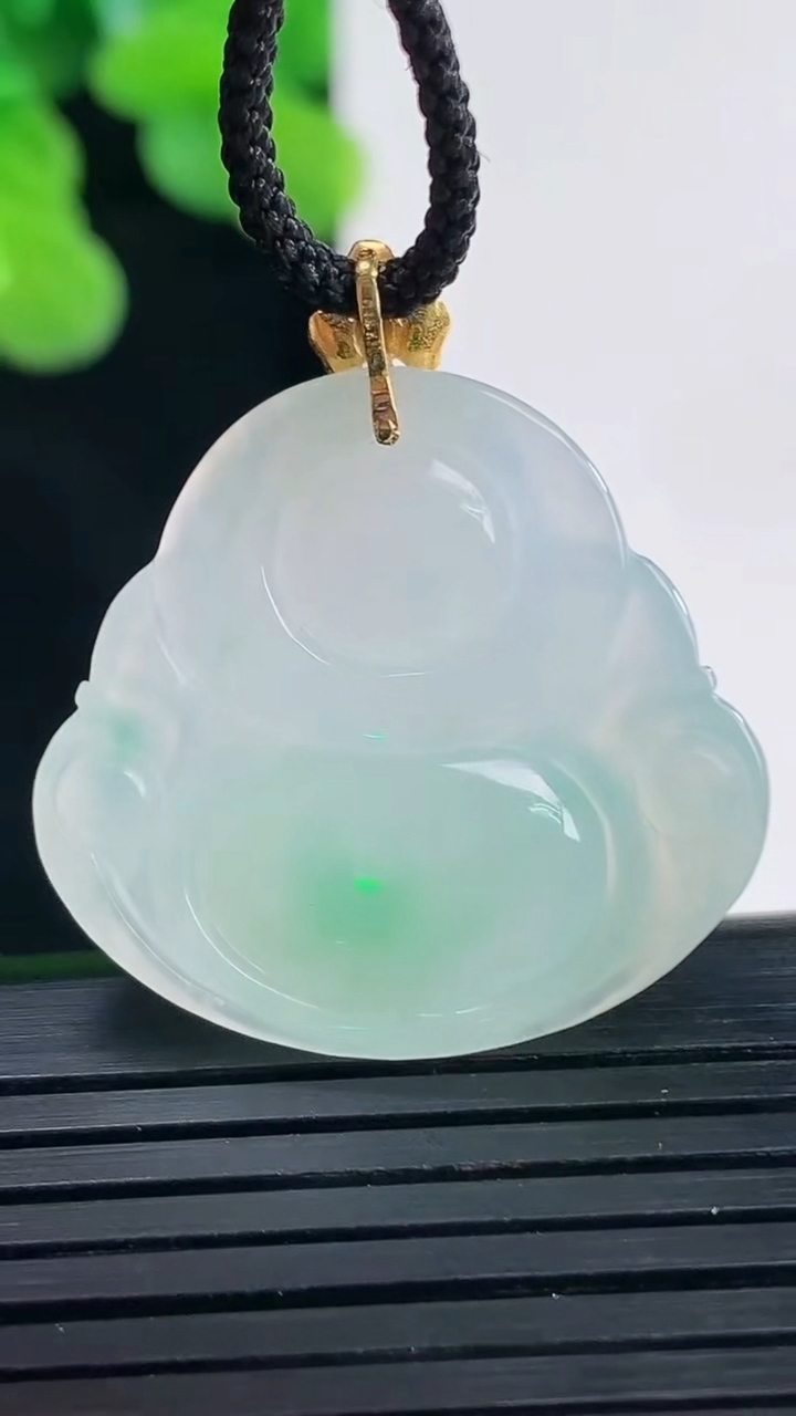 天然A货翡翠佛公吊坠尺寸30.7-27.8-5.7重量:6.72g
4月10日