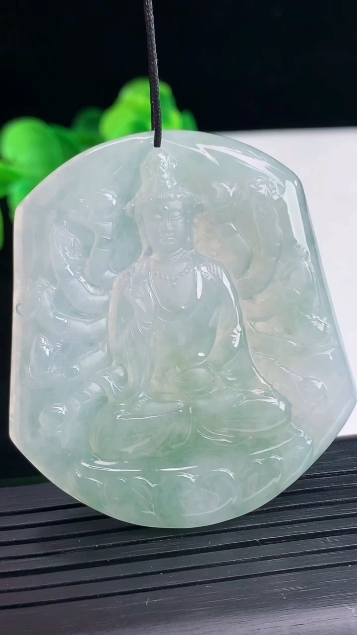 天然A货翡翠飘花千手观音吊坠尺寸54.7-48.2-5.2重量:30.55g
4月10日