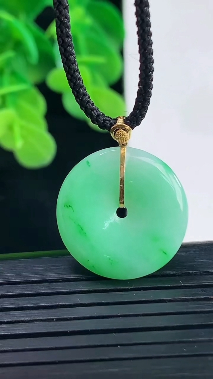 天然A货翡翠平安扣吊坠尺寸19.9-3.5重量:3.49g
4月10日