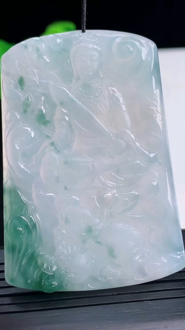 天然A货翡翠飘花文殊菩萨吊坠尺寸60.5-42.3-5.3重量:34.74g
4月10日