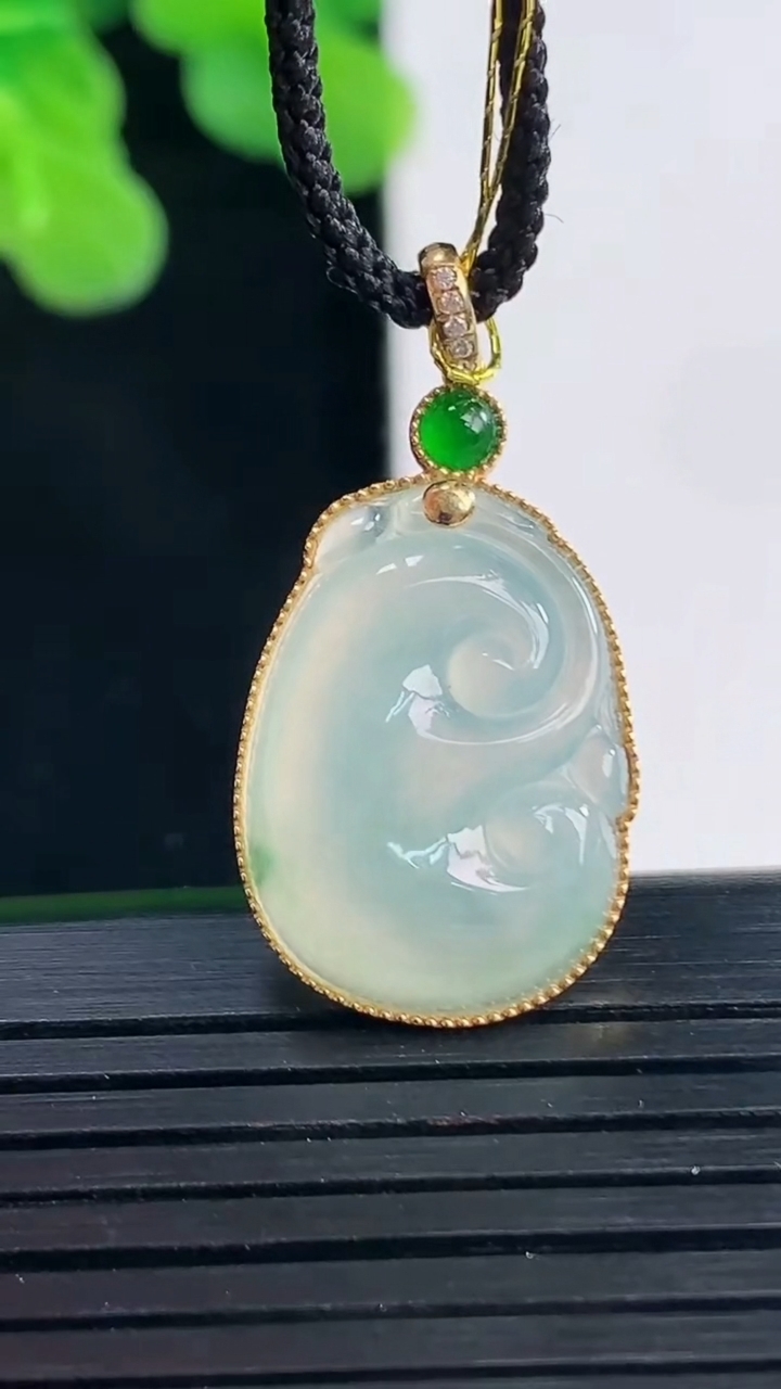 天然A货翡翠种飘花如意吊坠尺寸29.6-14.9-4.4重量:3.21g
4月10日