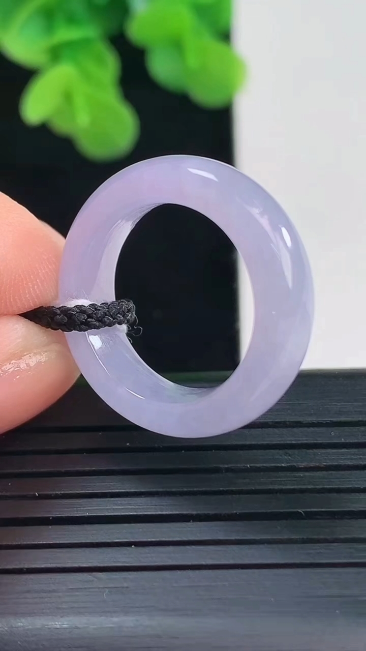 天然A货翡翠尺寸16.3-5.7-3.6重量:4.27g
4月10日