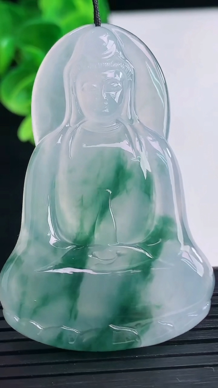 天然A货翡翠种飘花观音菩萨吊坠尺寸56.8-37-5.5重量:22.33g
4月10日