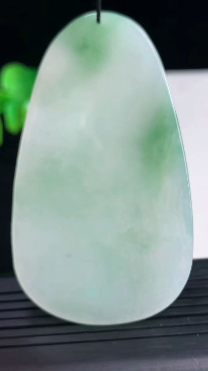 天然A货翡翠观音菩萨吊坠尺寸70.5-40.9-5.2重量:35.90g
4月10日