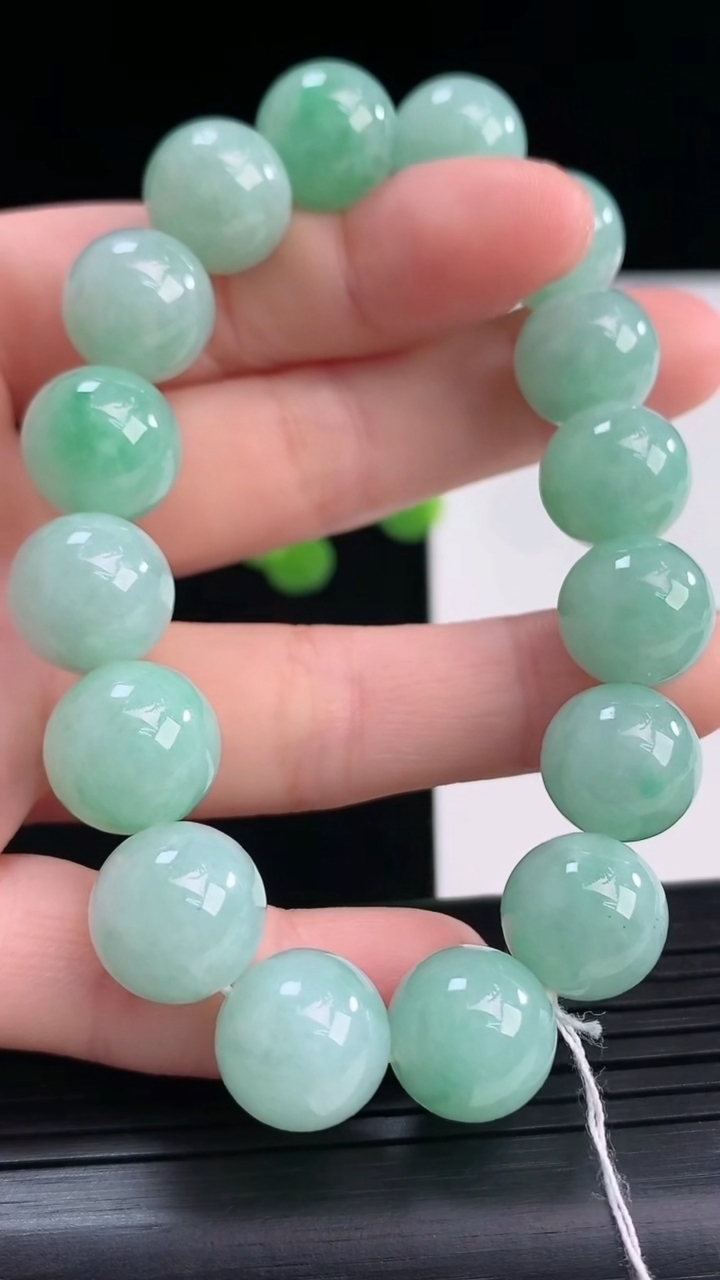 天然A货翡翠圆珠手串尺寸11.7-16颗重量:47.58g4月10日
工厂直销收藏佳品,种好水足，色泽均匀，有种有色，上手高大气！